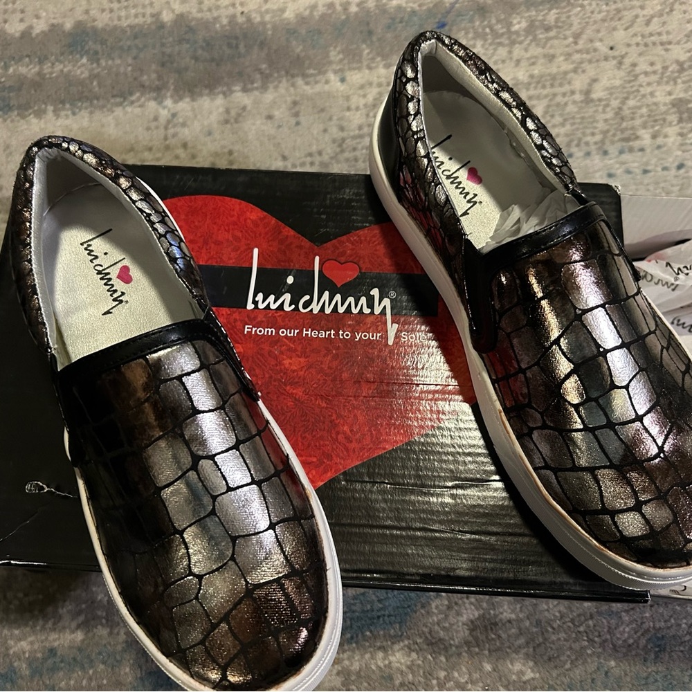 Luichiny size 7.5, Pewter Croc Flats